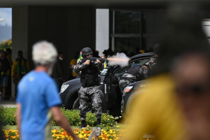 Brezilya'da Bolsonaro destekçileri polisle çatıştı