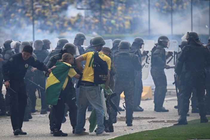 Brezilya'da Bolsonaro destekçileri polisle çatıştı