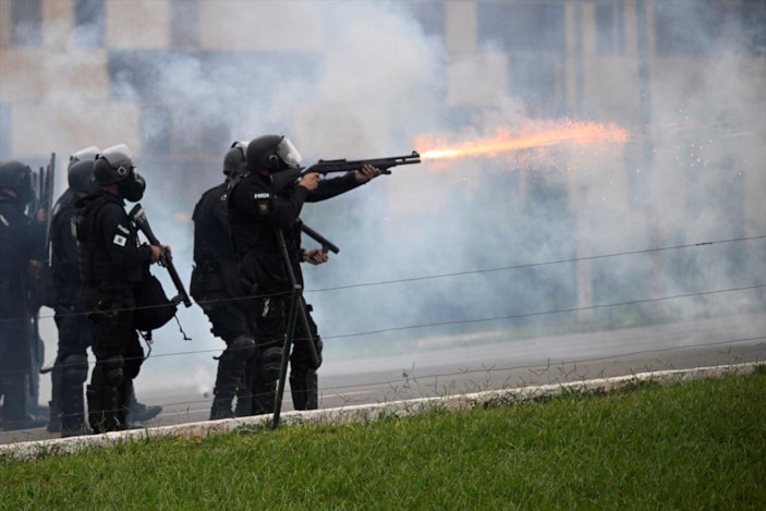 Brezilya'da Bolsonaro destekçileri polisle çatıştı
