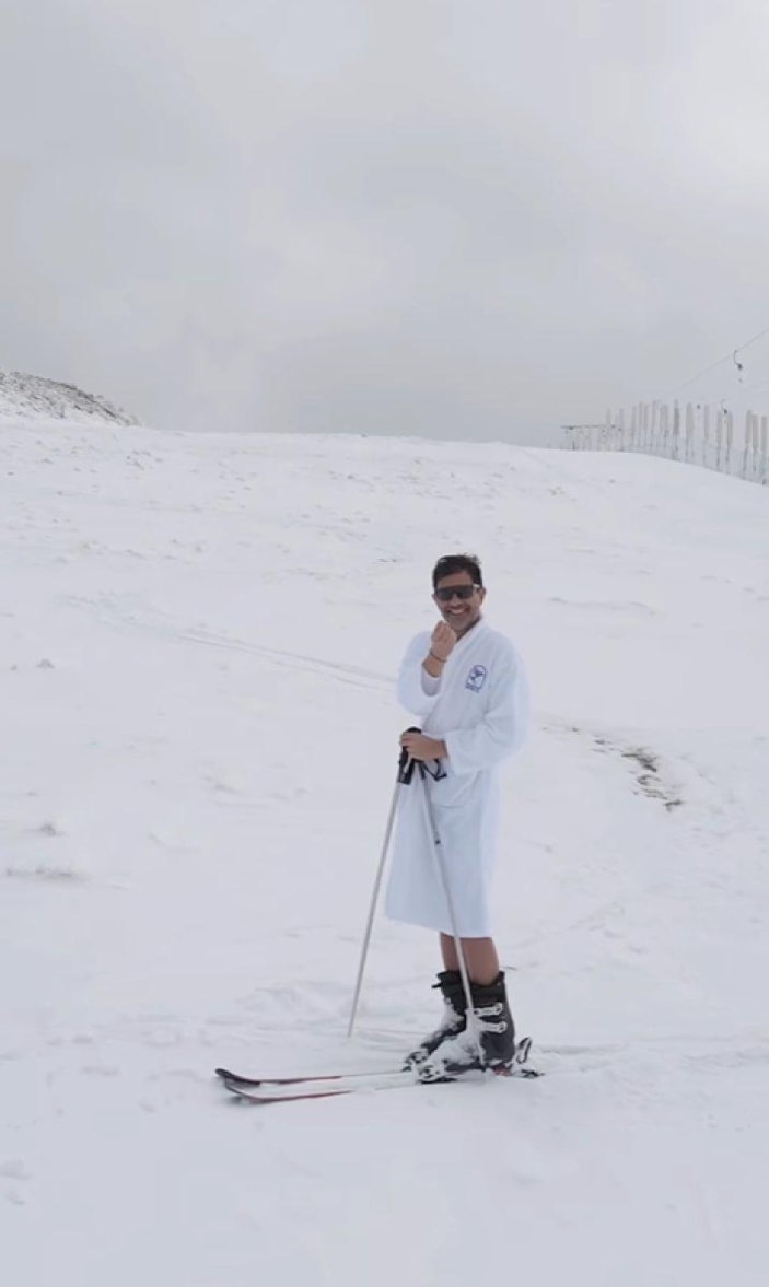 Cansel Elçin bornozla kayak yaptı