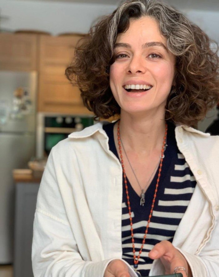 Özge Özpirinçci ailesiyle kayak tatilinde