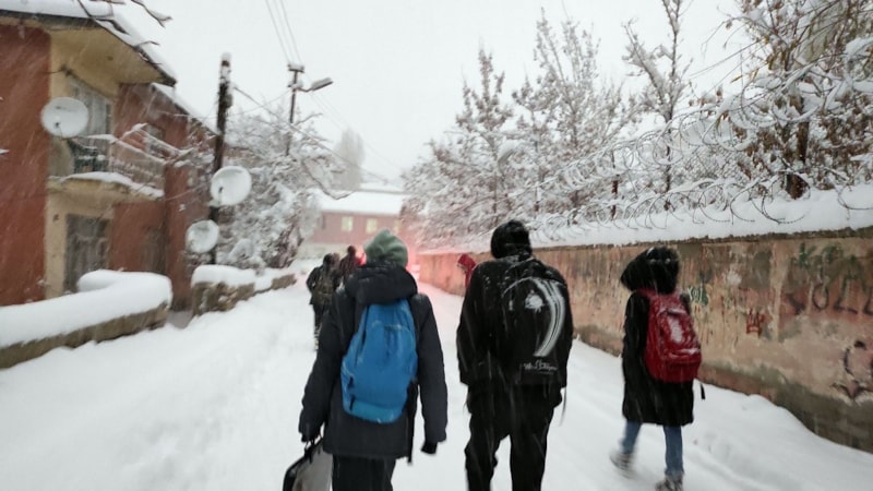 Van'da 3 ilçede kar yağışı nedeni ile okullar tatil edildi