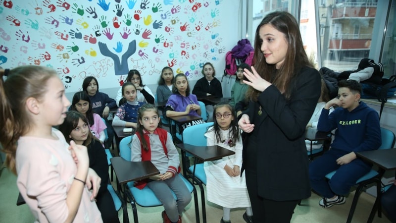 Ordu'da boğulma tehlikesinin ardından konuşamayan Ezgi, işaret dili eğitmeni oldu