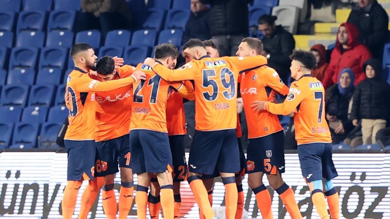 Başakşehir, Adana Demirspor'u iki golle geçti