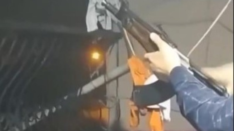 Adana'da bir maganda kalaşnikofla balkondan havaya ateş açtı