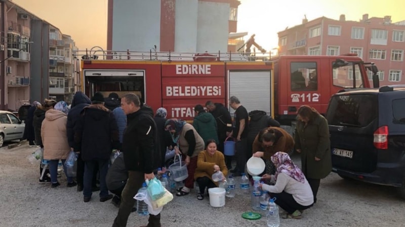 Edirne'de su kesintisi: Halk bidonlarla su kuyruğuna girdi