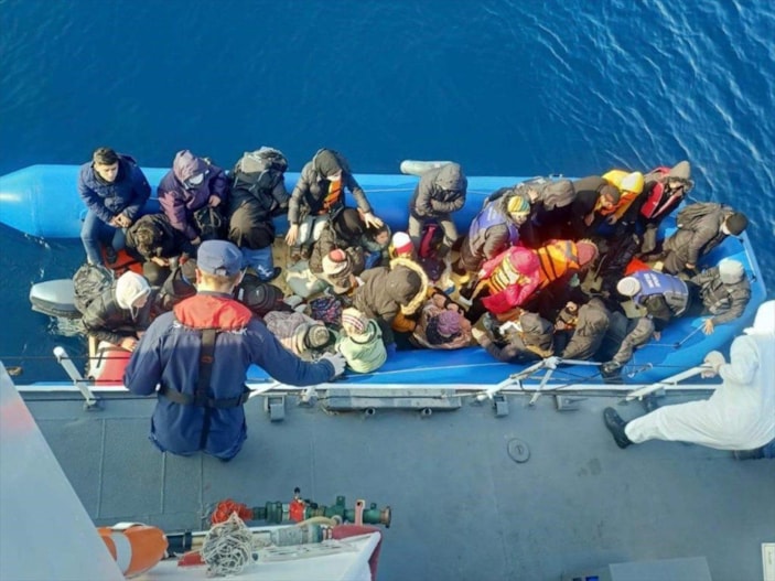 Çanakkale açıklarında 71 düzensiz göçmen yakalandı