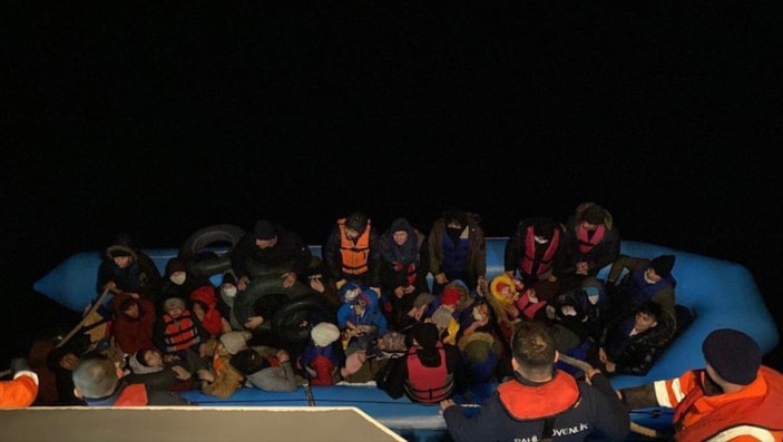 Çanakkale açıklarında 71 düzensiz göçmen yakalandı