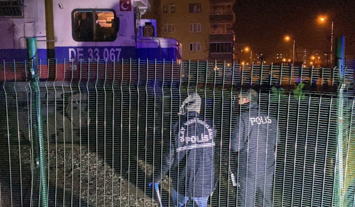 Diyarbakır’da hemzeminde bulunduğu sırada yük treni çarptı -5