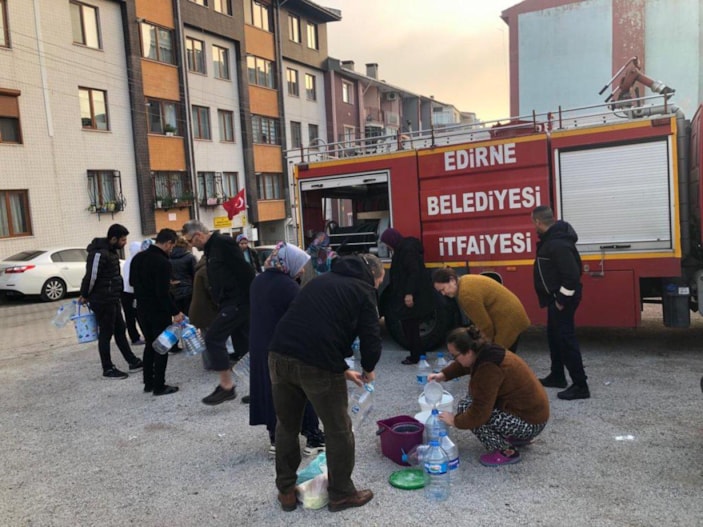 Edirne'de su kesintisi: Halk bidonlarla su kuyruğuna girdi