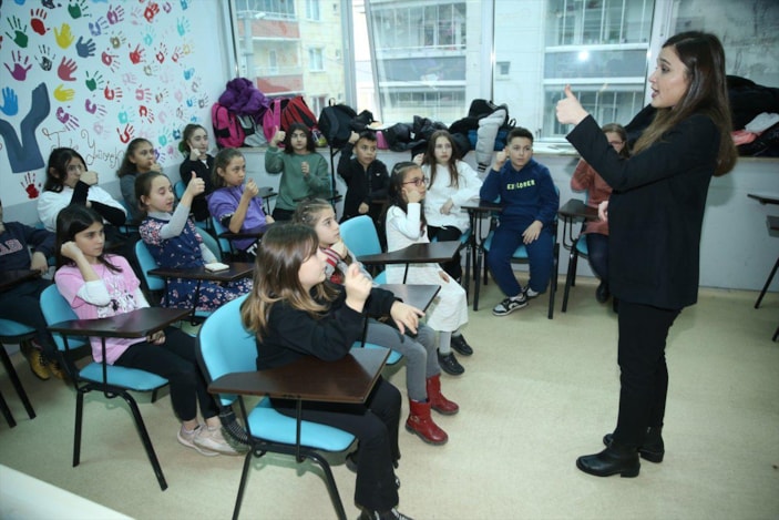Ordu'da boğulma tehlikesinin ardından konuşamayan Ezgi, işaret dili eğitmeni oldu