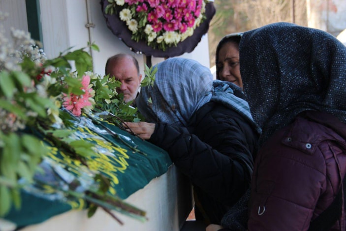 İzmir'de annesinin cenazesinde kriz geçirdi: Annem katledildi