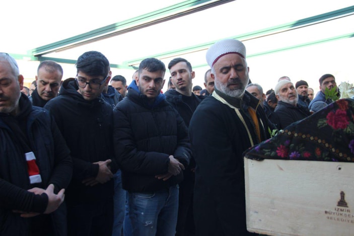 İzmir'de annesinin cenazesinde kriz geçirdi: Annem katledildi