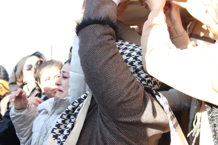 İzmir'de annesinin cenazesinde kriz geçirdi: Annem katledildi