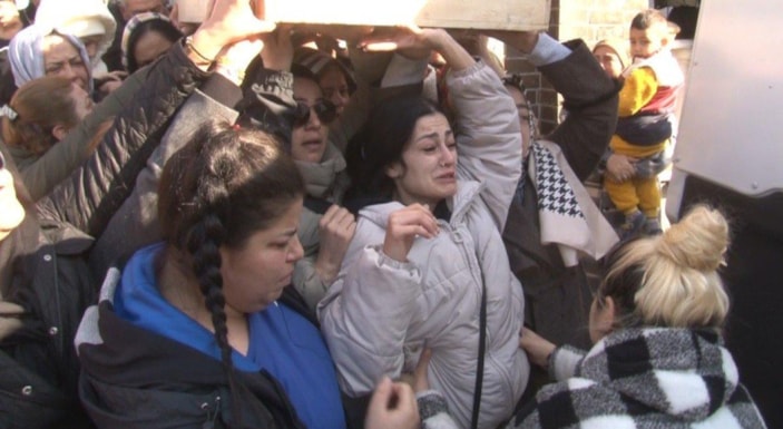 İzmir'de annesinin cenazesinde kriz geçirdi: Annem katledildi