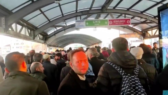 Mecidiyeköy'deki metrobüs istasyonunda yürüyen merdiven arızalandı