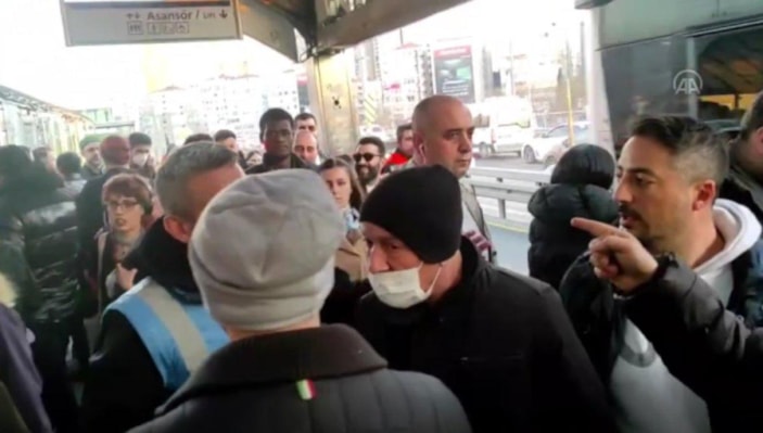 Mecidiyeköy'deki metrobüs istasyonunda yürüyen merdiven arızalandı