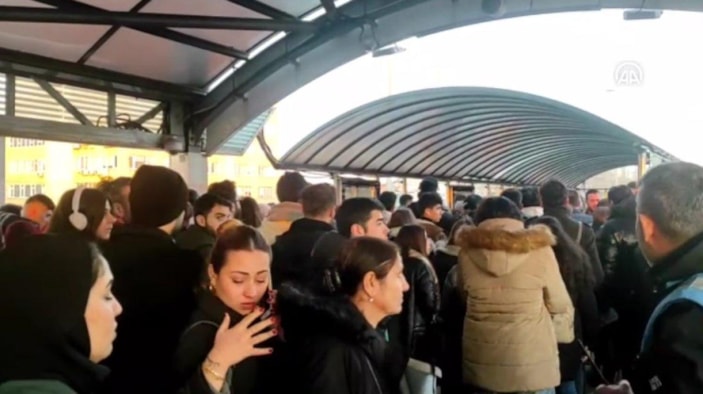 Mecidiyeköy'deki metrobüs istasyonunda yürüyen merdiven arızalandı