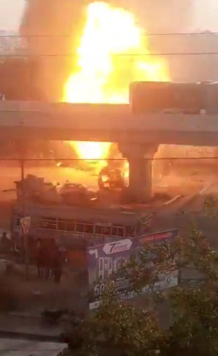 Pakistan'da patlama: Ortalık savaş alanına döndü 