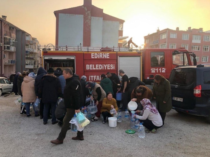 Edirne'de su kesintisi: Halk bidonlarla su kuyruğuna girdi