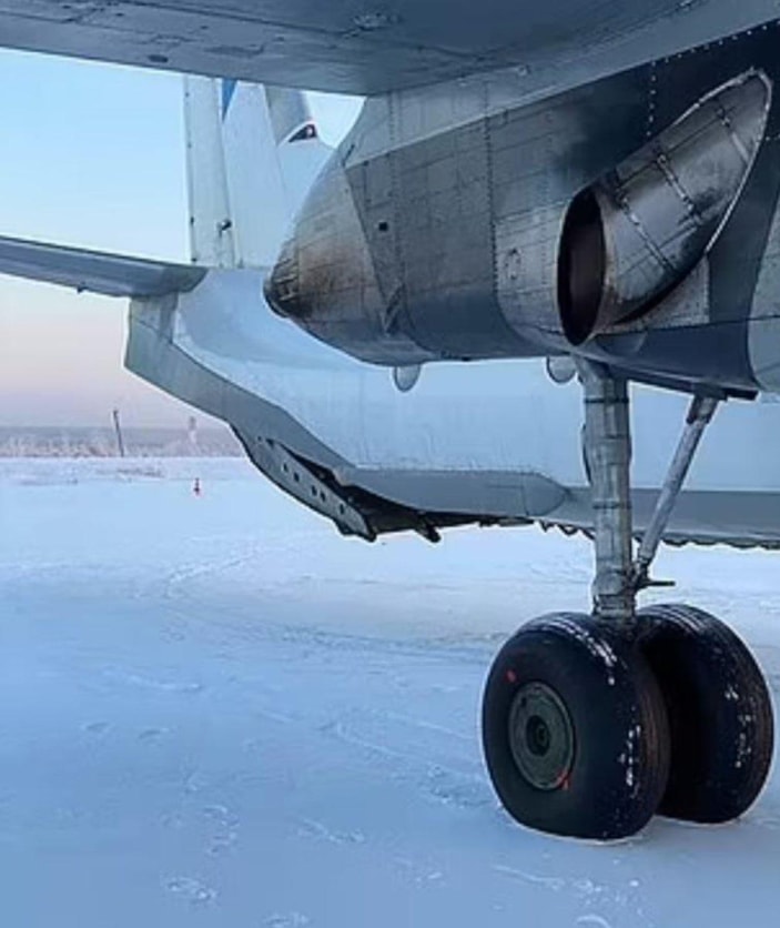 Rusya'da uçağın kapısı uçuş sırasında açıldı