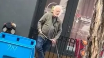 ABD'deki dükkan sahibi, evsiz kadını hortumla ıslattı