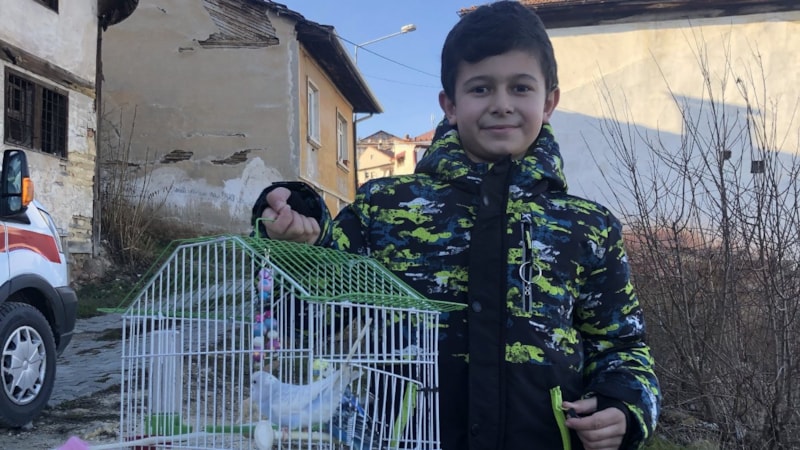 Kastamonu'da alevlere aldırış etmeyip yanan evdeki kuşları kurtardı