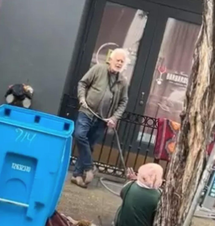 ABD'deki dükkan sahibi, evsiz kadını hortumla ıslattı