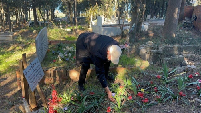 Bursa'da kendi yaptırdığı mezarını her gün suluyor 