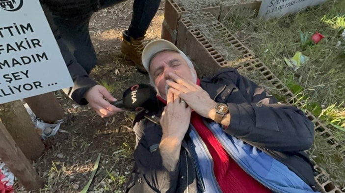 Bursa'da kendi yaptırdığı mezarını her gün suluyor 