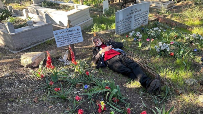 Bursa'da kendi yaptırdığı mezarını her gün suluyor 