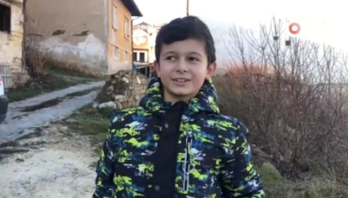 Kastamonu'da alevlere aldırış etmeyip yanan evdeki kuşları kurtardı