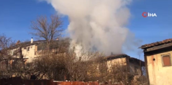 Kastamonu'da alevlere aldırış etmeyip yanan evdeki kuşları kurtardı