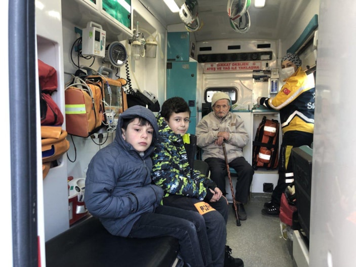 Kastamonu'da alevlere aldırış etmeyip yanan evdeki kuşları kurtardı