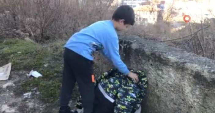 Kastamonu'da alevlere aldırış etmeyip yanan evdeki kuşları kurtardı