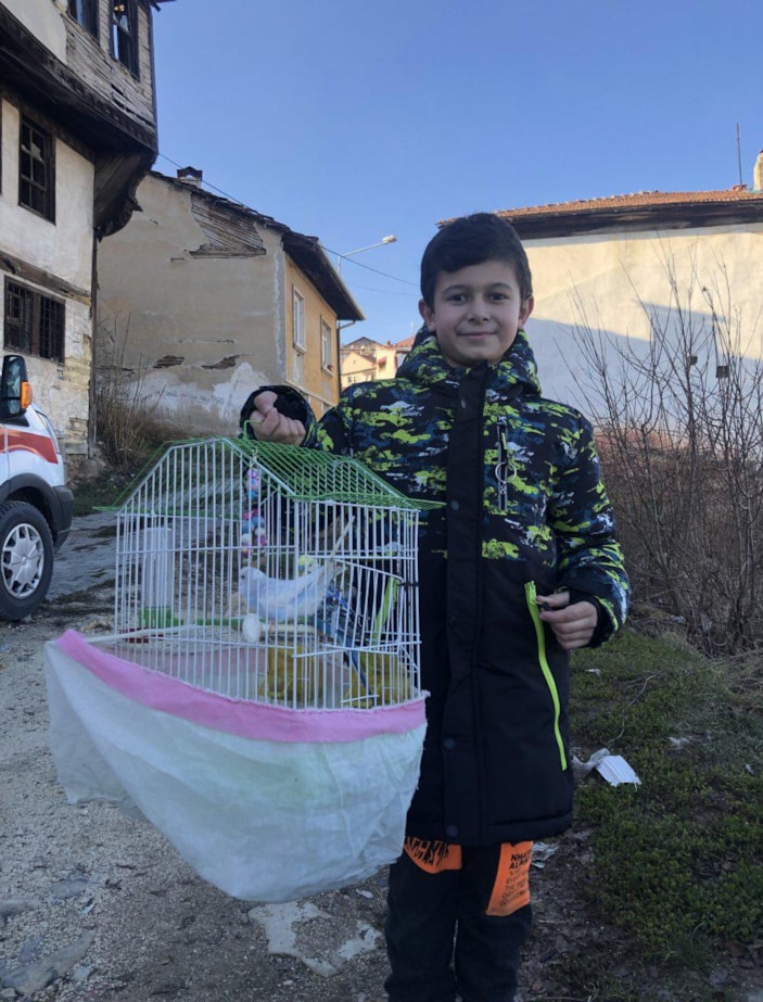 Kastamonu'da alevlere aldırış etmeyip yanan evdeki kuşları kurtardı