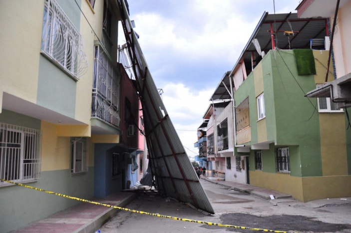 Manisa'da rüzgarın uçurduğu çatı iki ev ve park halindeki otomobile zarar verdi -9