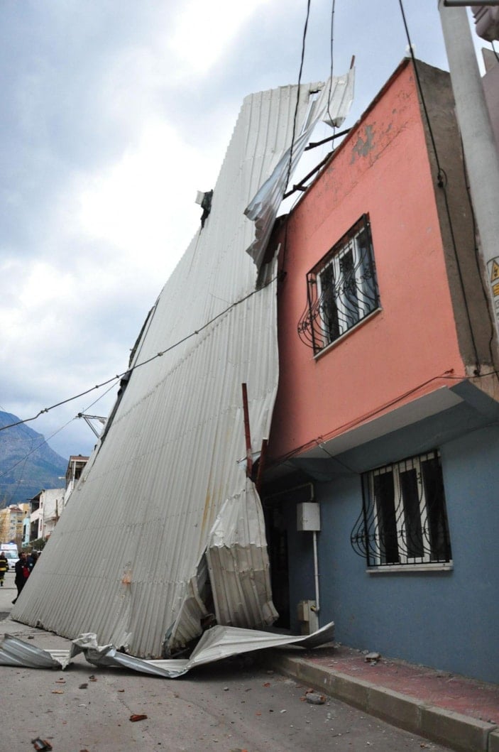 Manisa'da rüzgarın uçurduğu çatı iki ev ve park halindeki otomobile zarar verdi -5