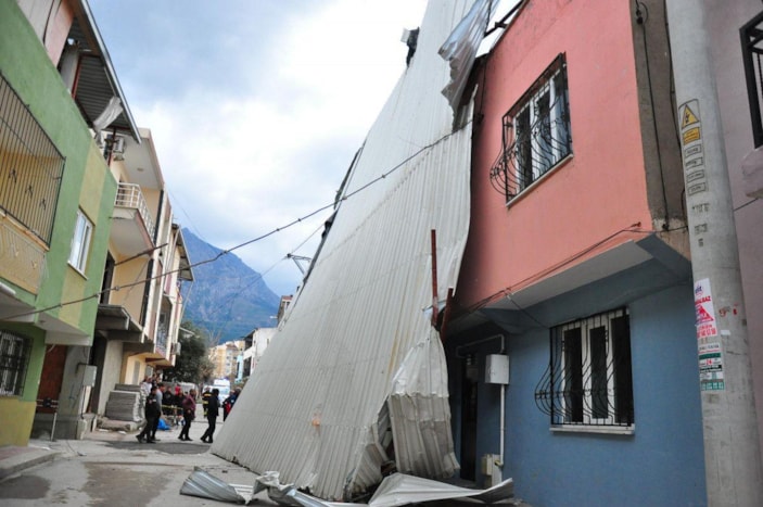 Manisa'da rüzgarın uçurduğu çatı iki ev ve park halindeki otomobile zarar verdi -1