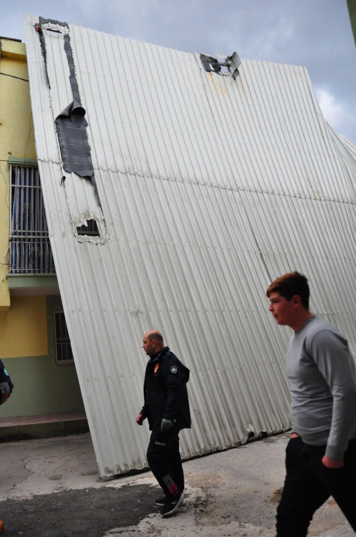 Manisa'da rüzgarın uçurduğu çatı iki ev ve park halindeki otomobile zarar verdi -4