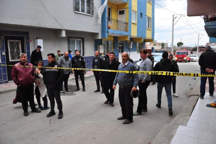 Manisa'da rüzgarın uçurduğu çatı iki ev ve park halindeki otomobile zarar verdi -8