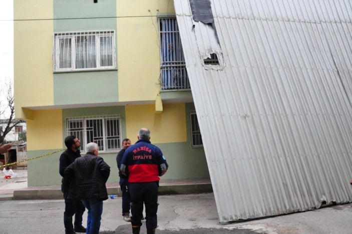 Manisa'da rüzgarın uçurduğu çatı iki ev ve park halindeki otomobile zarar verdi -3