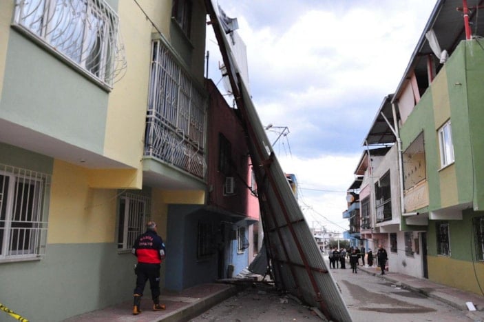 Manisa'da rüzgarın uçurduğu çatı iki ev ve park halindeki otomobile zarar verdi -2