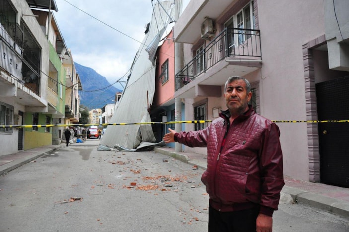 Manisa'da rüzgarın uçurduğu çatı iki ev ve park halindeki otomobile zarar verdi -7
