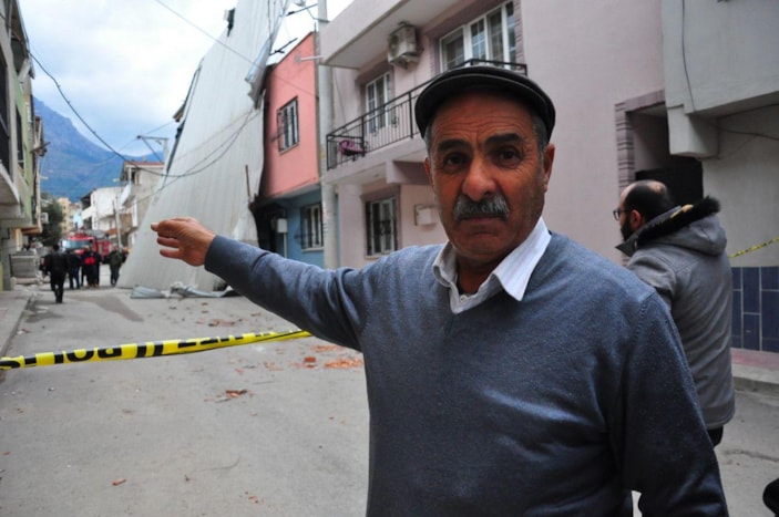 Manisa'da rüzgarın uçurduğu çatı iki ev ve park halindeki otomobile zarar verdi -6