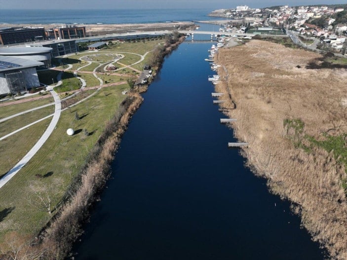 Riva Deresi'ndeki kirlilik, mahalle sakinlerini bezdirdi