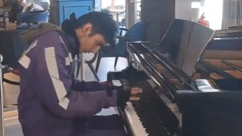 Siparişi teslim ettikten sonra piyanonun başına geçen kuryeden şov
