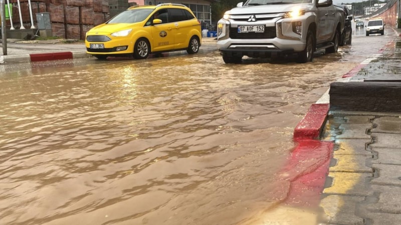 Antalya'da şiddetli yağmur hayatı durma noktasına getirdi
