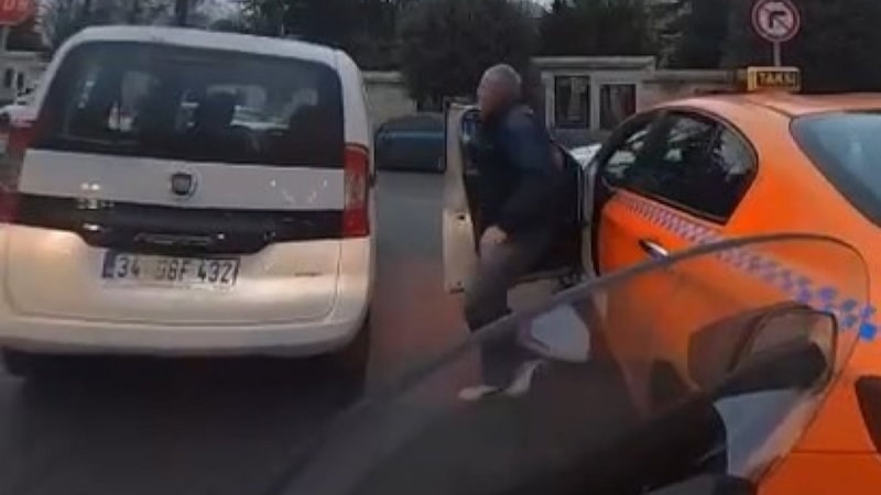 Fatih'te taksi şoförü trafikte bıçak çekti