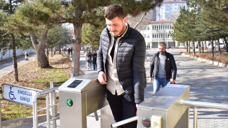 Niğde'de oğluyla üniversitede aynı bölümünde eğitim alan baba